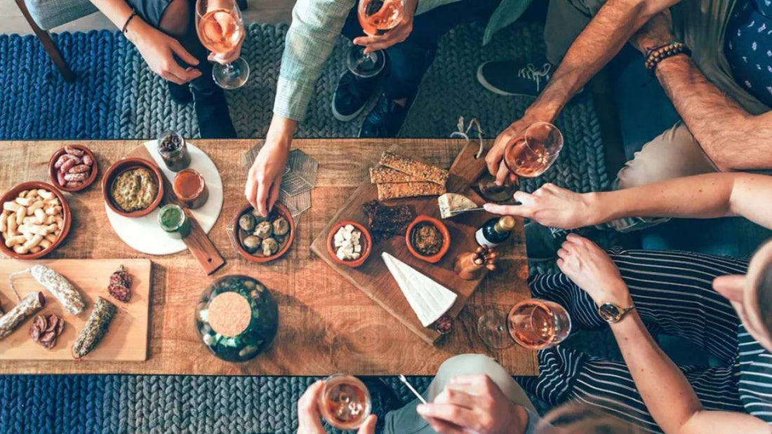 L’apéro : ce rituel 100 % français qui met tout le monde d’accord 🍷🧀 - Le Cornichon